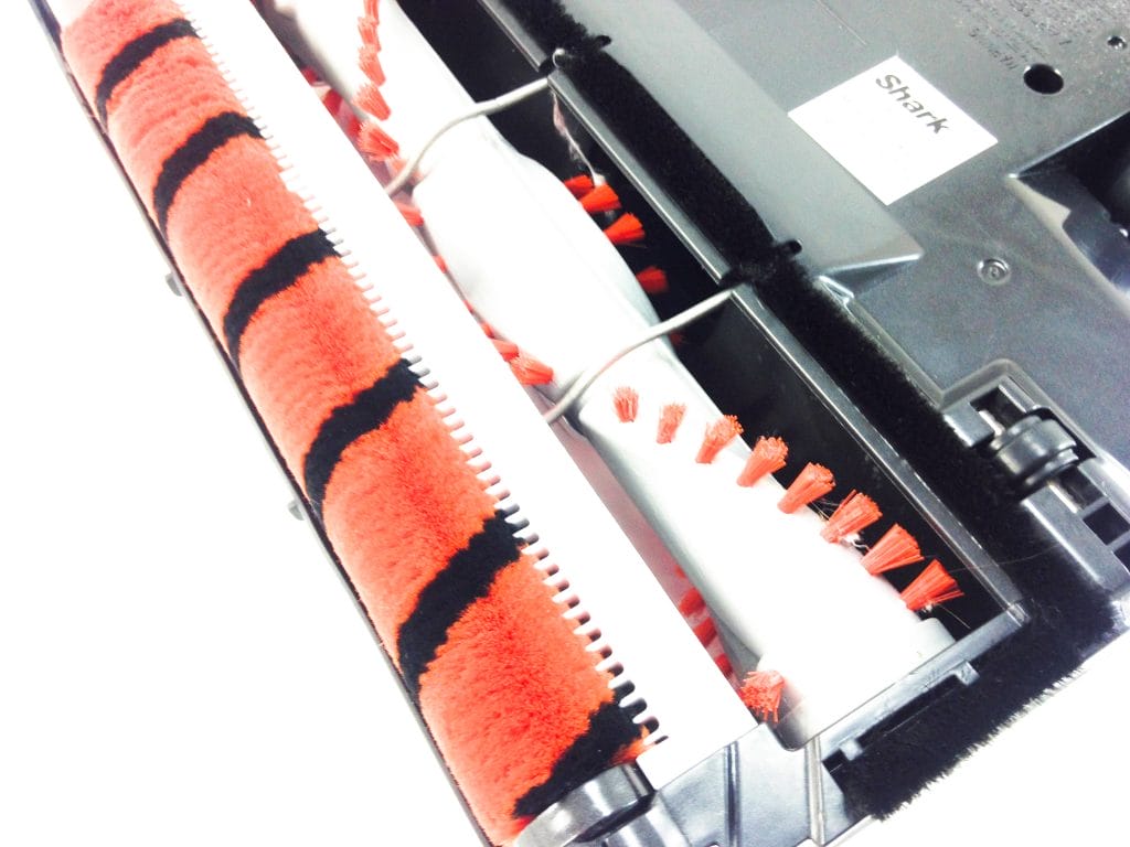 Shark DuoClean NV801UK Image shows the afterward effect after removing the hair, the roller is nice and hair free.