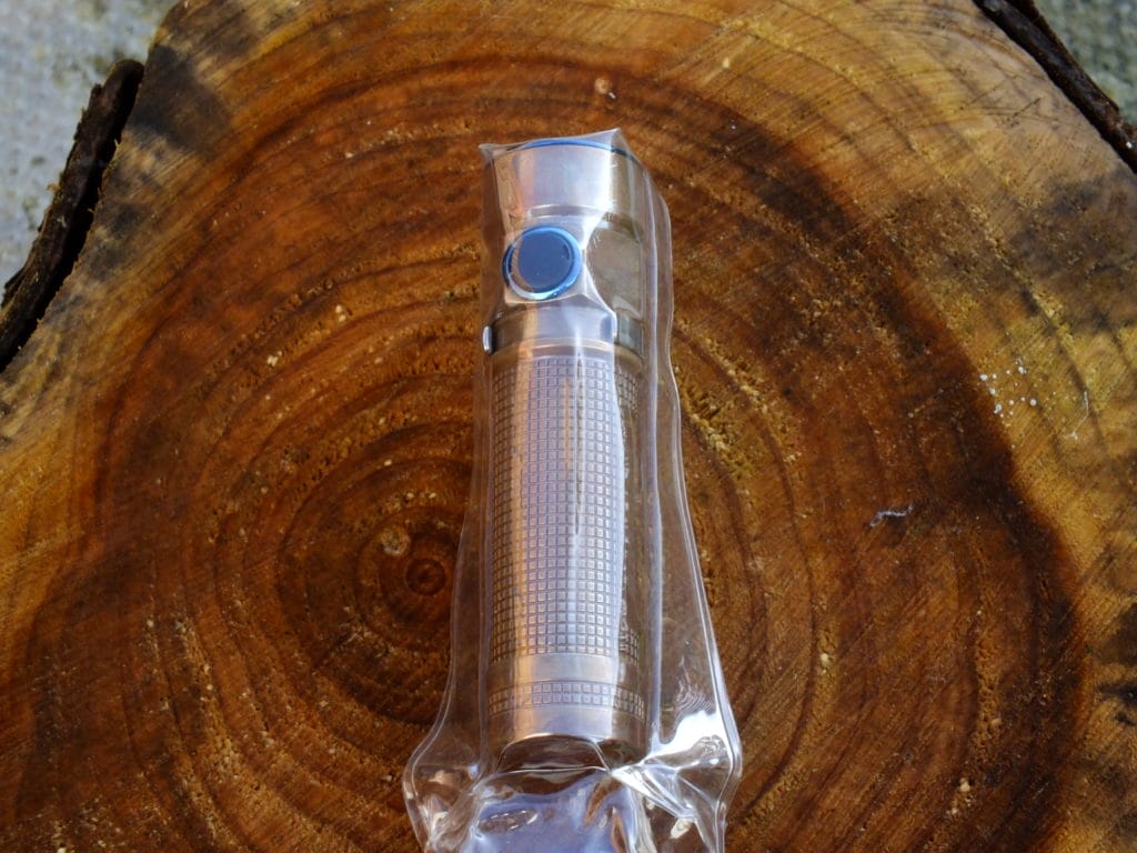 A photo of the vacuum sealed Olight S1A Baton