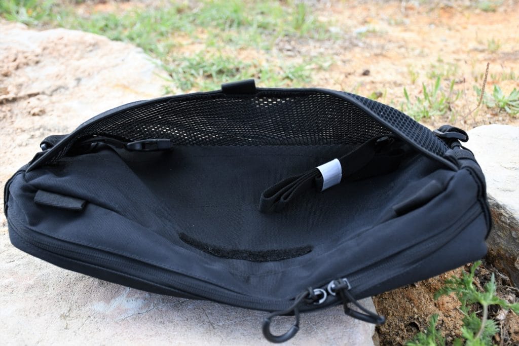 The mesh pocket at the back is breathable, which allows the air to circulate