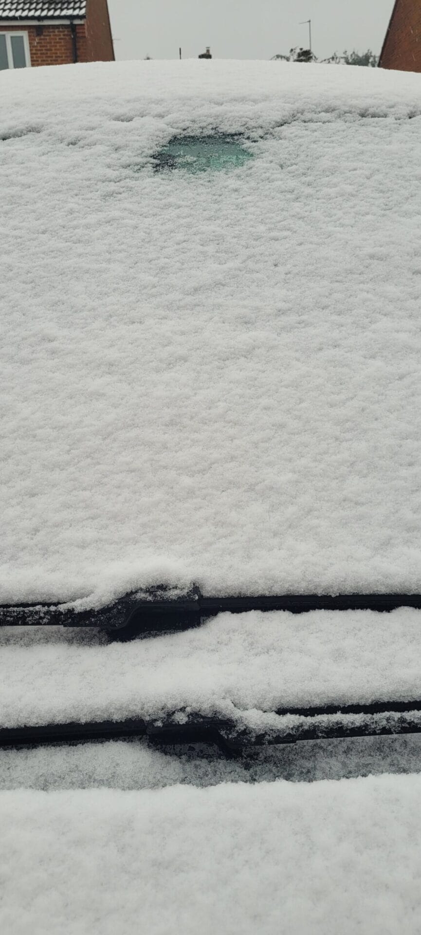 Road Angel Halo Ultra Image shows the windscreen slightly defrosted.